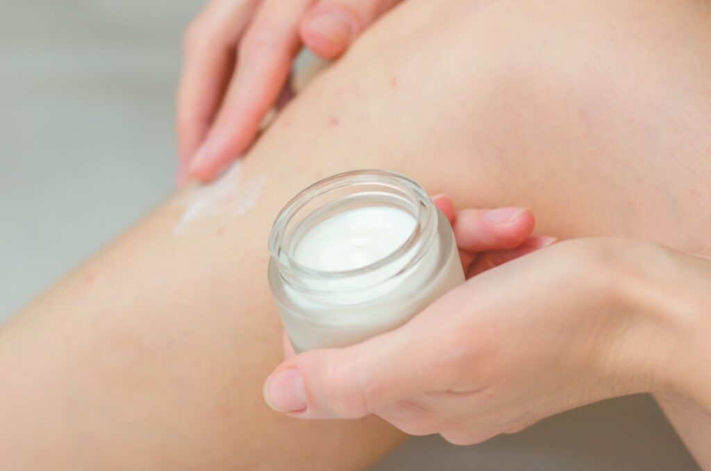 Pielęgnacja kremem skóry wrażliwej na nogach przed depilacją